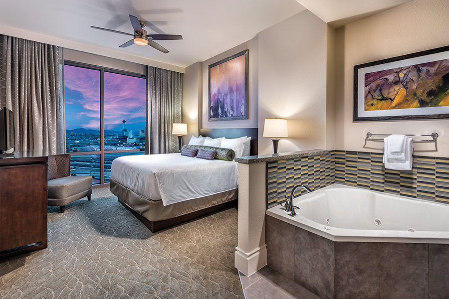 One Bedroom Presidential Suite - Bedroom with Jacuzzi