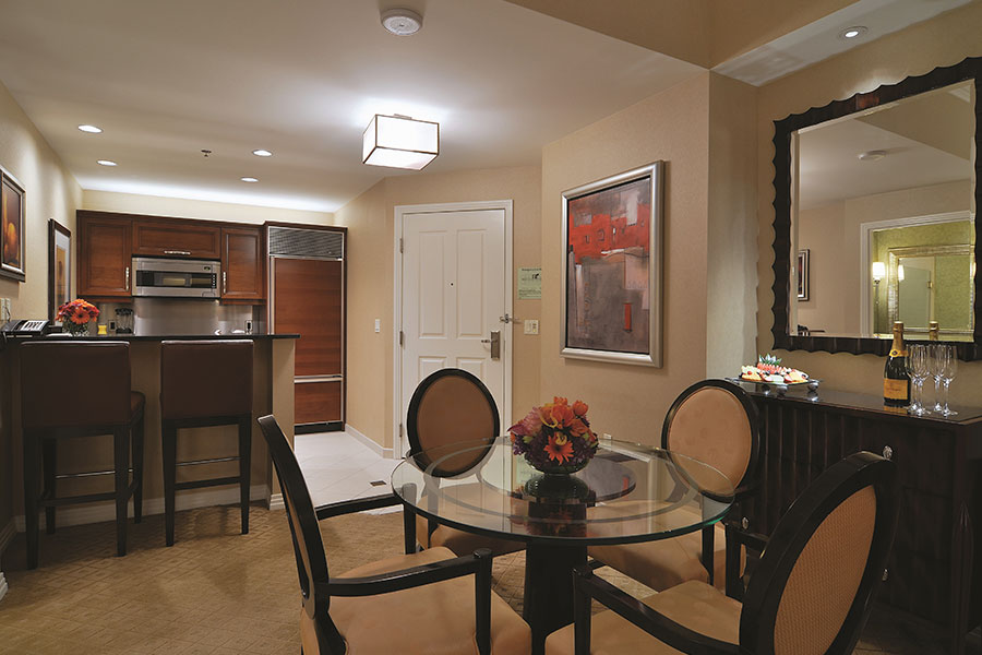 Signature Suite Dining Room & Kitchen
